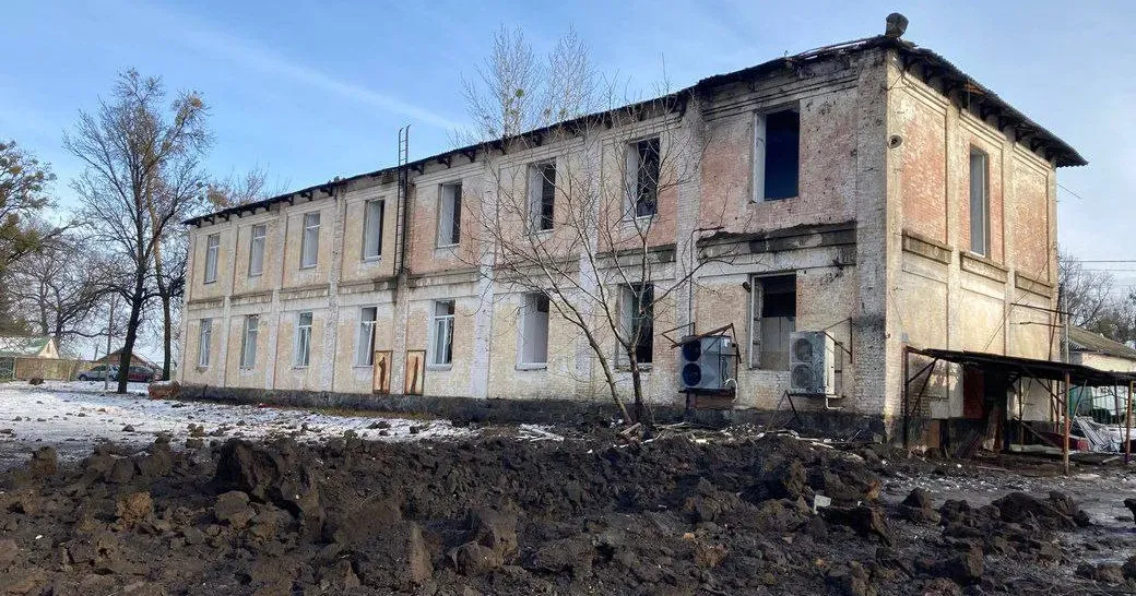 Фото з відкритих джерел У Люботині Харківського району прибирають наслідки влучань ввечері 11 лютого на порталі Gromada Group