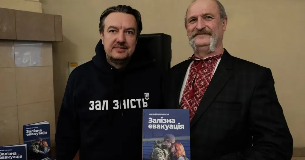Серед історій, які розповідає автор, представлена історія машиніста залізничного водопостачання Андрія Сьомака, який провів на роботі 31 добу на початку повномасштабного вторгнення.