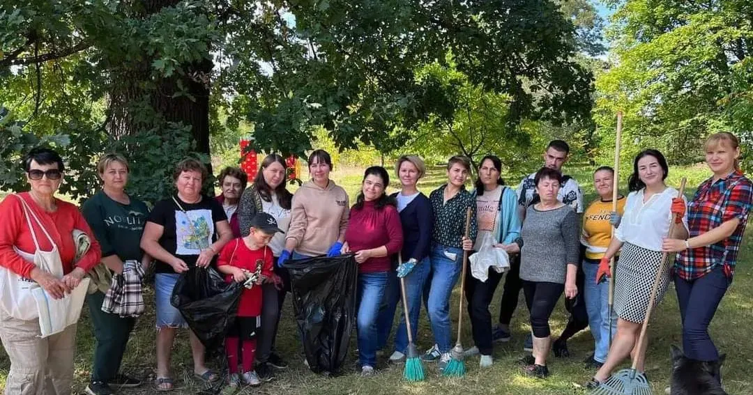 Сонячна погода і яскравий настрій супроводжували сьогодні дружні колективи освітян.
