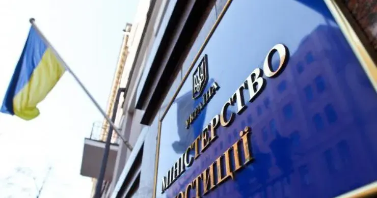 В умовах війни працівники ДРАЦС продовжують виконувати свої обов’язки. З метою забезпечення доступу громадян до послуг у сфері державної реєстрації актів цивільного стану в умовах воєнного стану 26 лютого 2022 року Міністерство юстиції прийняло наказ № 606/5 «Про внесення змін до Правил державної реєстрації актів цивільного стану в Україні», зареєстрований в Міністерстві юстиції України 26.02.2022 за № 255/37591.