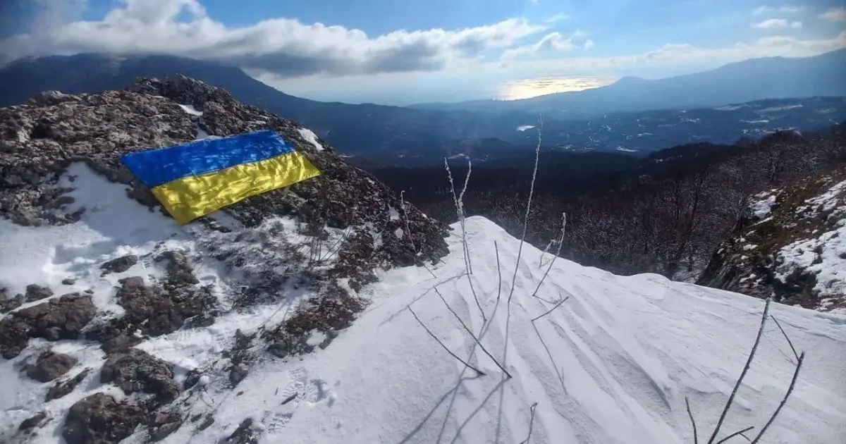 Головна світлина новини на сайті Gromada Group Активісти руху "Жовта Стрічка" підняли прапор України в Криму на порталі Gromada Group